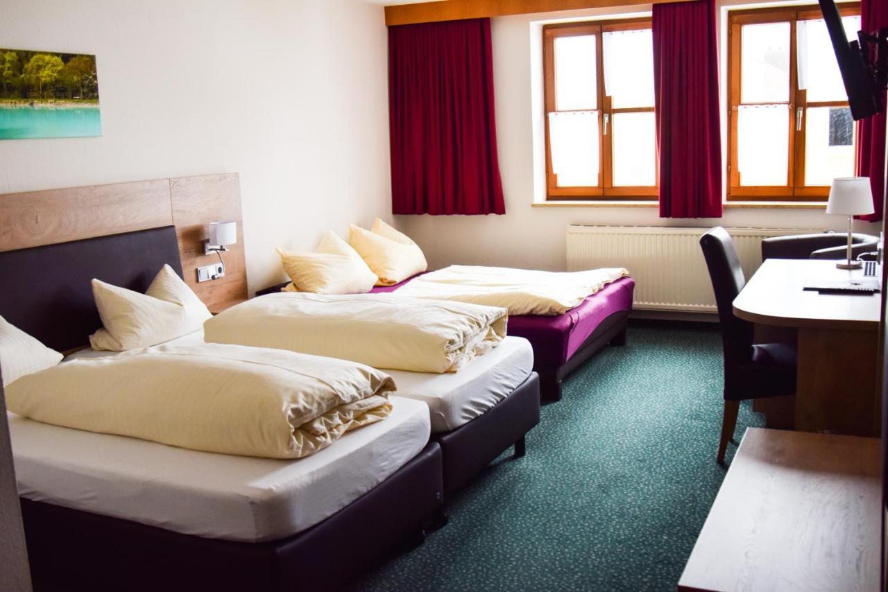 Hotel Gasthof Zum Loewen Velburg Quarto foto